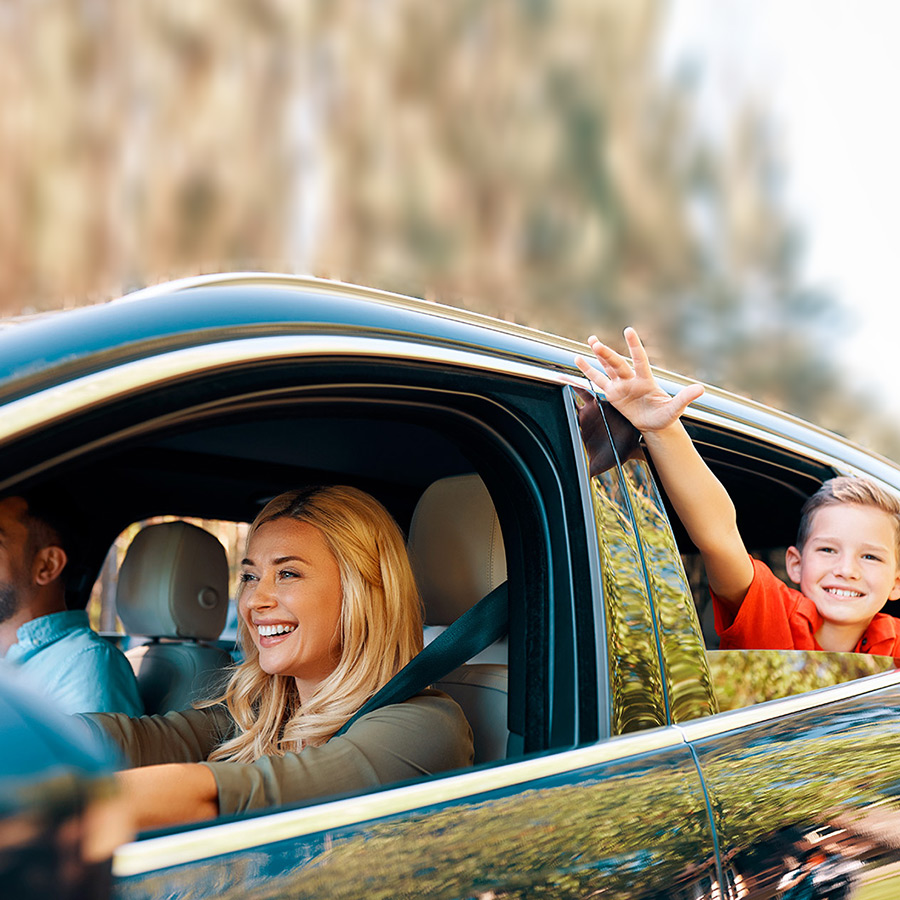 Ein Familienausflug mit dem Auto im Sommer