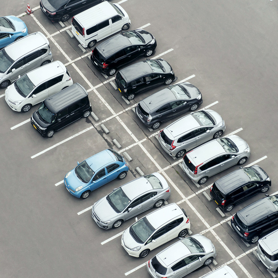 Auf einem sensor-überwachten smarten Parkplatz parken Autos